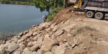 Rua Ruben Feldens é interditada para recuperação em ponto de desbarrancamento