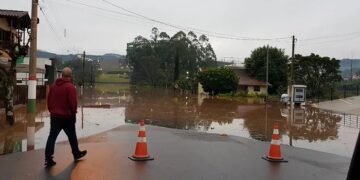 Metsul alerta para enchentes de grandes proporções e risco crítico de deslizamentos no RS