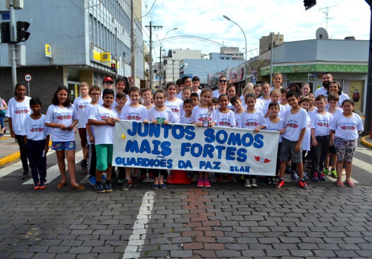 Crianças e jovens da SLAN realizam blitz do Meio Ambiente