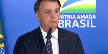 Bolsonaro assina decreto que acaba com o horário de verão