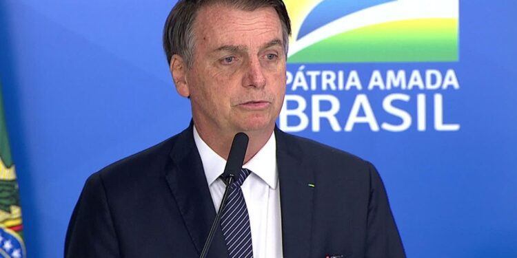 Bolsonaro assina decreto que acaba com o horário de verão