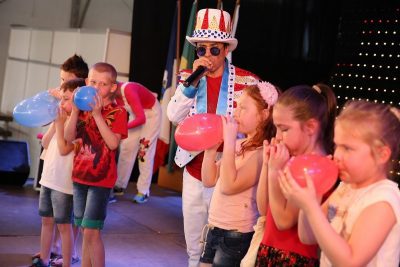 Crianças participaram de brincadeiras e ganharam brindes durante o show (Foto: Clarissa Jaeger)