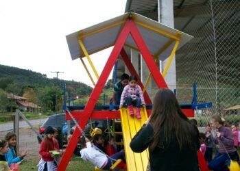 Escola São Valentim recebe Playground