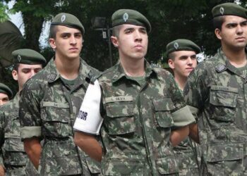 Jovens que prestaram serviço militar nos últimos cinco anos devem ser apresentar