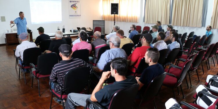 Segundo módulo de Capacitação em Apicultura é realizado em Doutor Ricardo