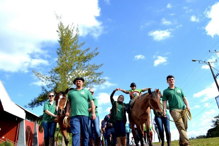 APAE realiza 2ª Cavalgada para comemorar Dia da Equoterapia