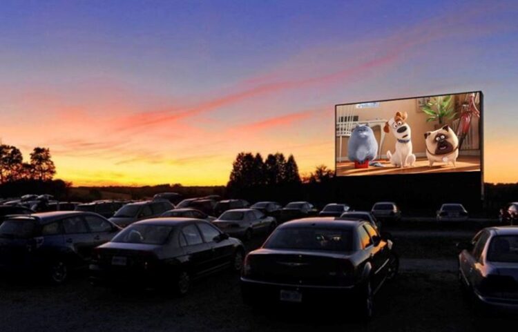 Cine drive-in em Estrela tem novo local e abre sessão extra