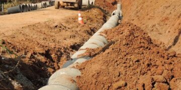 Inicia drenagem pluvial em via a ser pavimentada