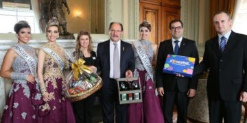 Comitiva entrega convite a governador  Sartori e presidente da AL