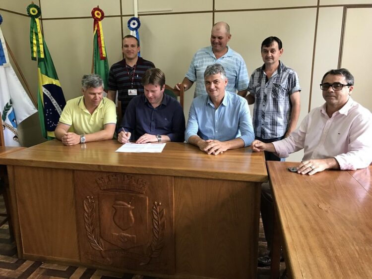 Prefeitura e Dália Alimentos assinam protocolo de intenções para produção de aves em Venâncio Aires