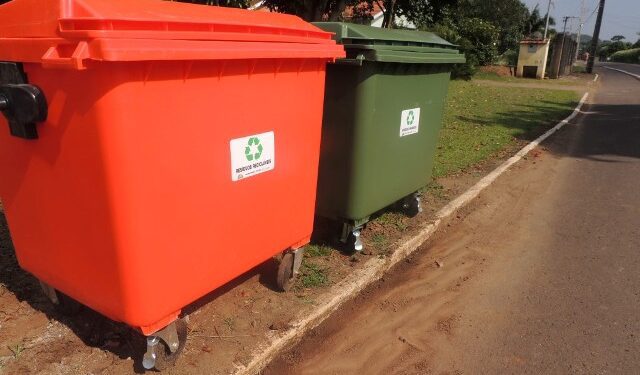 Poder público pede colaboração na separação do lixo em conteiners