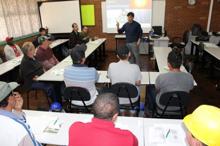 Grupo de 20 profissionais participa de curso de segurança no trabalho em altura