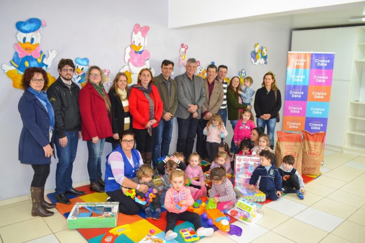 Programa Criança Dália equipa e colore escolas em Nova Bassano