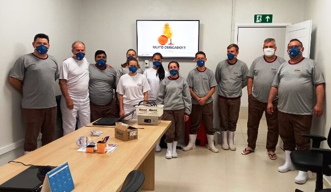 No Incubatório, funcionários da Dália aprendem técnicas e manejo de vacinação
