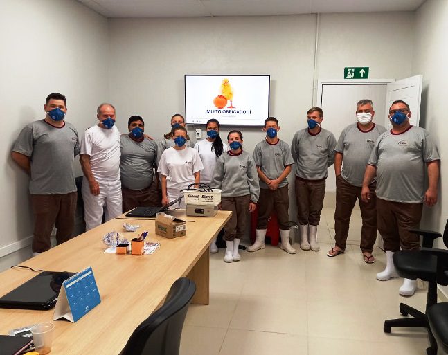 No Incubatório, funcionários da Dália aprendem técnicas e manejo de vacinação