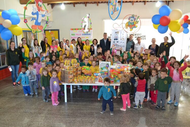 Brinquedos e achocolatado Dália Kids alegram crianças em Anta Gorda