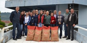 Criança Dália entrega 100 quilos de leite em pó à rede municipal de Muçum