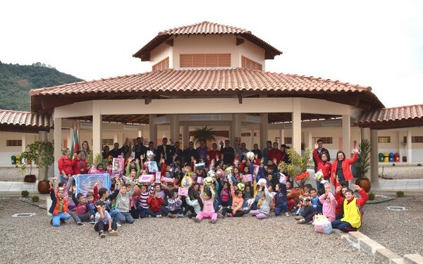 Escola recebe material pedagógico e esportivo do Projeto Criança Dália