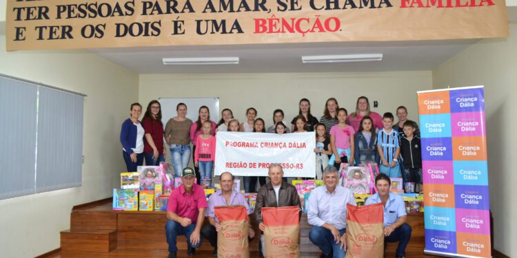 Brinquedos garantem diversão de alunos em Canudos do Vale