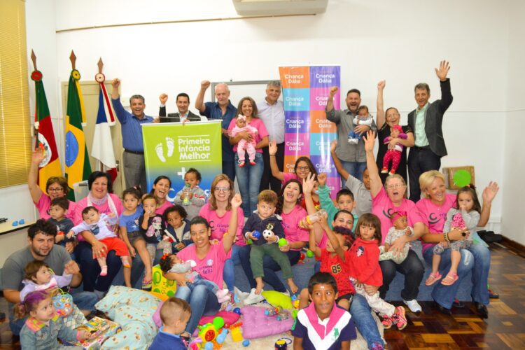 Criança Dália entrega mais de R$ 6 mil em materiais a programas sociais desenvolvidos em Estrela