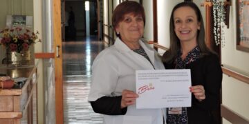 Bistrô Dália entrega R$ 1.020,00 à entidade que atende a idosos em Arroio do Meio