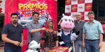 Leite Dália entrega moto Honda Biz para Guaíba e dois iPhones X para Encantado