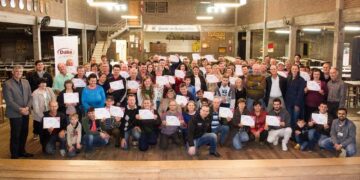 Famílias recebem certificados da Escola do Leite