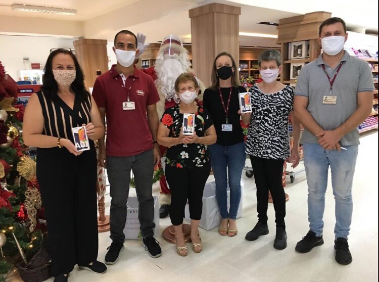 Campanha da Rede de Agropecuárias Dália arrecada 700 quilos de ração e sorteia smartphones