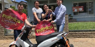 Show de Prêmios Leite Dália sorteia motocicleta para Arvorezinha