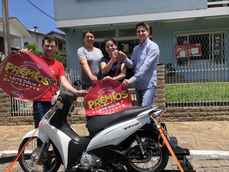 Show de Prêmios Leite Dália sorteia motocicleta para Arvorezinha