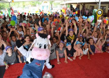 Vaquinha Dália e Leão da Coragem recebem Papai Noel e alegram pacientes do ICI