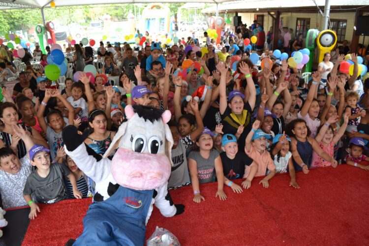 Vaquinha Dália e Leão da Coragem recebem Papai Noel e alegram pacientes do ICI