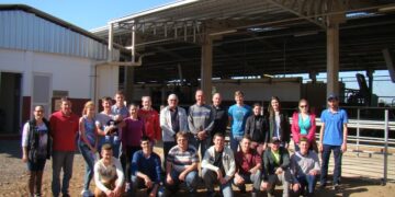 Dentro de condomínio, jovens participam de aula diferenciada