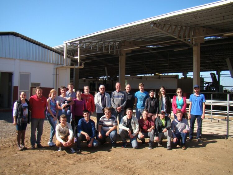 Dentro de condomínio, jovens participam de aula diferenciada
