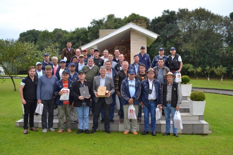 Paraguaios visitam cooperativa em busca de conhecimento