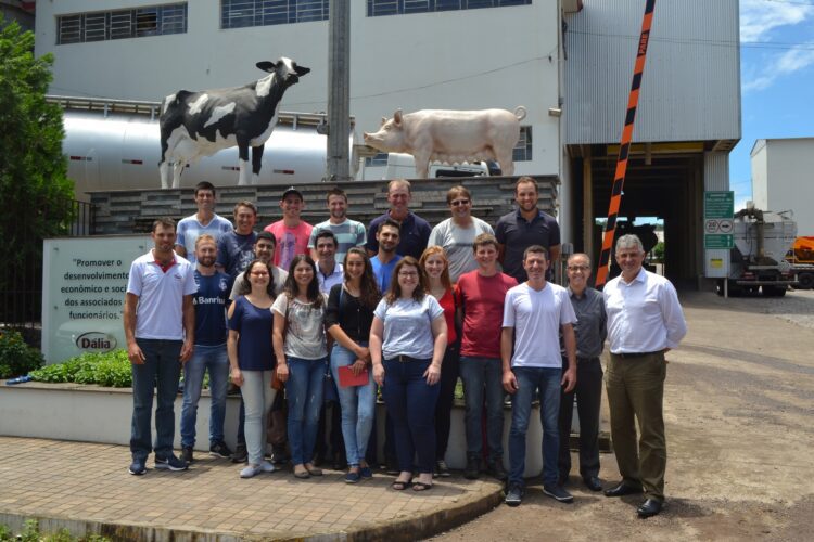 Jovens conhecem gestão da Dália e são apresentados ao novo formato do Programa de Gestão e Liderança da Propriedade Rural