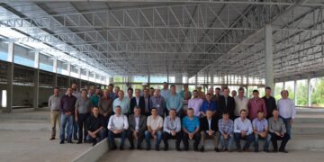 Prefeitos e vices conhecem instalações do Complexo Avícola da Dália Alimentos