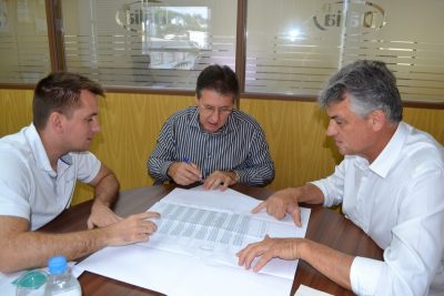 Minetto (ao centro) analisou projeto e disse que secretaria vai auxiliar. Weingartner e Piccinini explanaram sobre os núcleos de produção (Foto: Carina Marques)