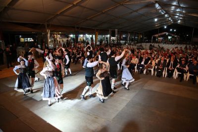 Grupo de Danças Folclóricas Alemãs de Estrela deu início à solenidade de abertura (Foto: Frederico Sehn)