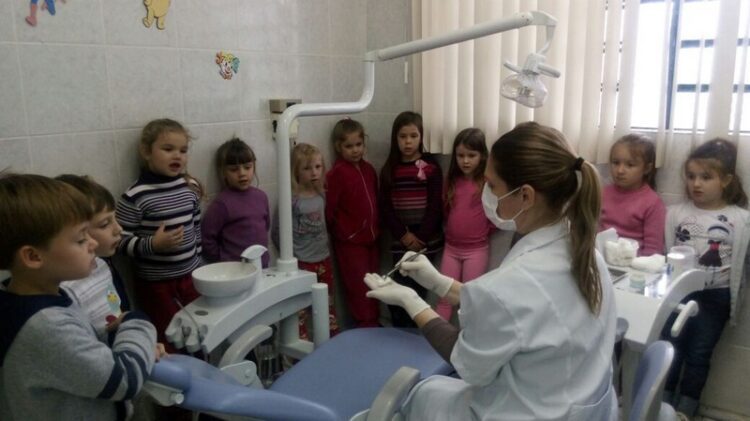 Projeto incentiva as crianças a cuidarem dos dentes