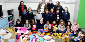 Turma da Educação Infantil doa brinquedos para HBB