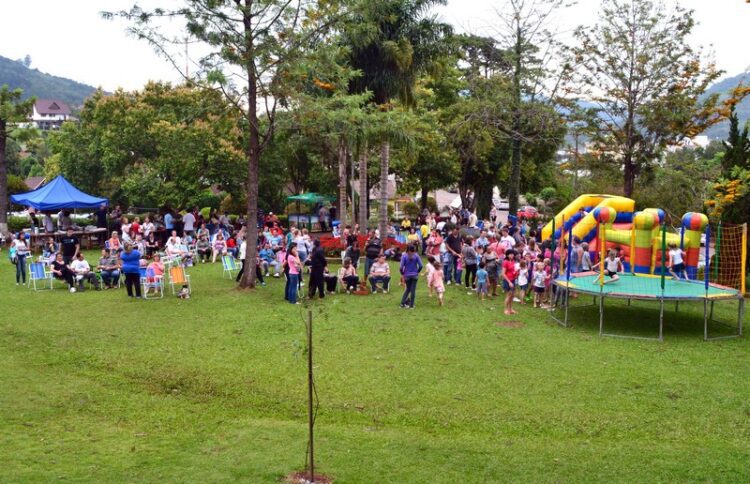 Evento na praça homenageia as crianças