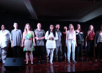 Oficina Terapêutica de Teatro emocionou público na noite de sexta-feira