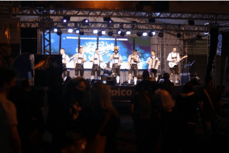 ‘Ritmos de Oktober’ teve Banda Santa Cruz e Magia Musical neste domingo