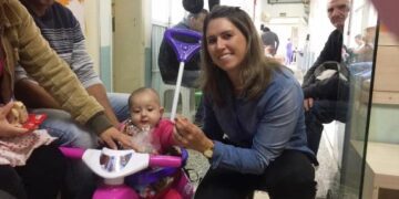 Cerca de 300 pacotes de doces e bolachas são entregues para crianças e adolescentes