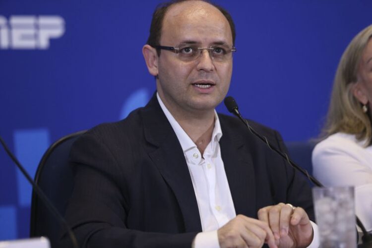 Ministro recomenda tranquilidade na prova do Enem