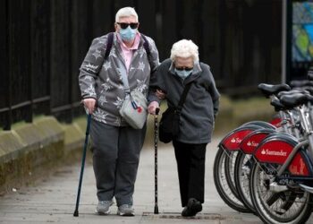 Vacina de Oxford gera resposta imune forte em idosos, indica jornal