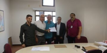 Prefeito acompanha assinatura de recursos ao hospital