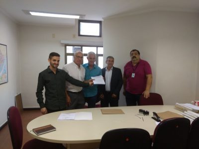 Vereador Mateus Trojan, presidente da associação beneficente David Baroni, diretor do hospital Walmor Lucca, prefeito Lourival de Seixas e chefe de serviço de convênios, Luis Carlos Ferreira Araújo (Foto: Divulgação)