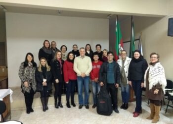 Atividades com idosos são discutidas entre representantes de municípios da região